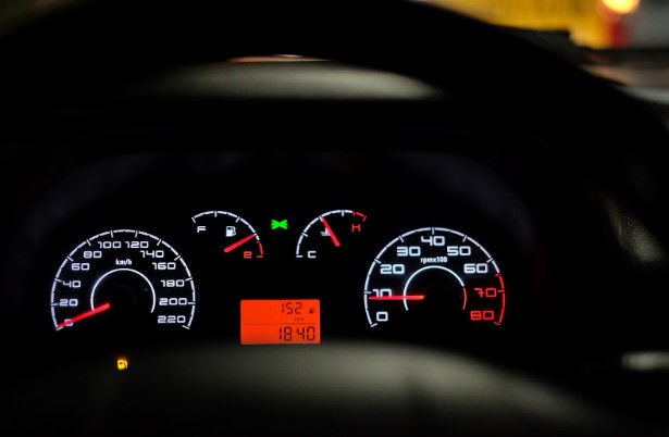 service-speedometer-mobil