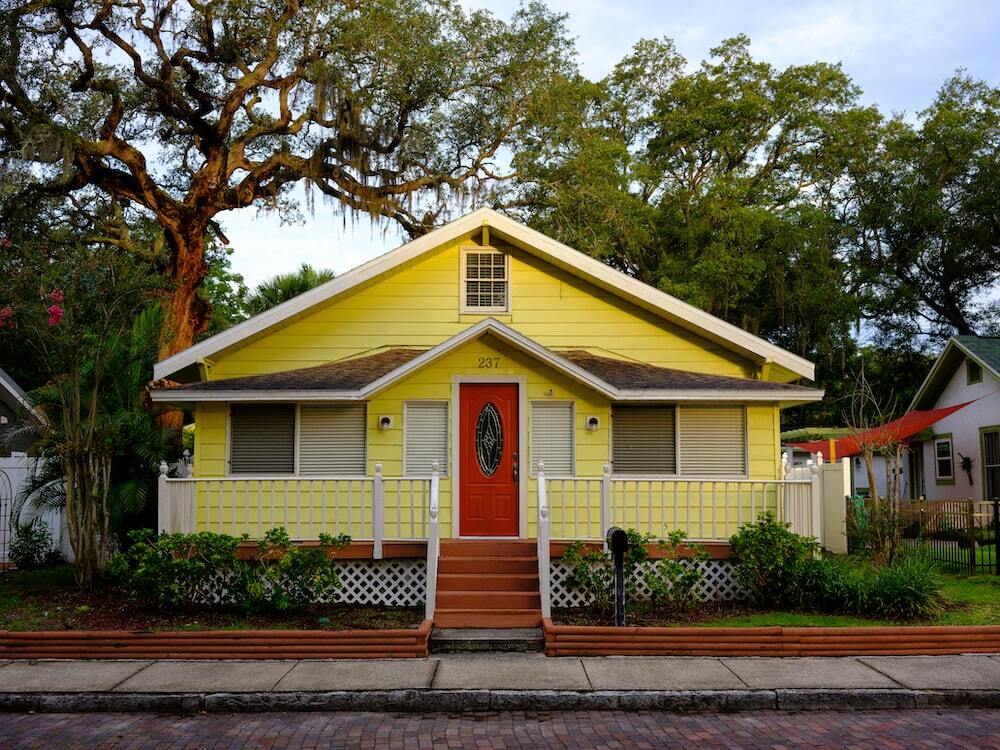 cat-rumah-kuning-putih