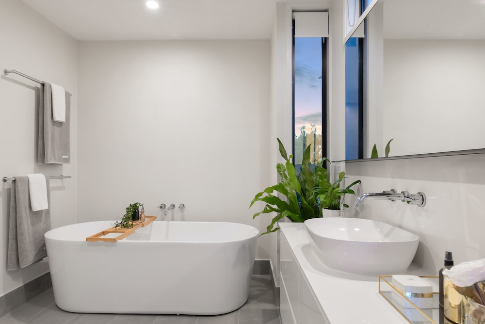 desain-kamar-mandi-minimalis-dengan-bathtub